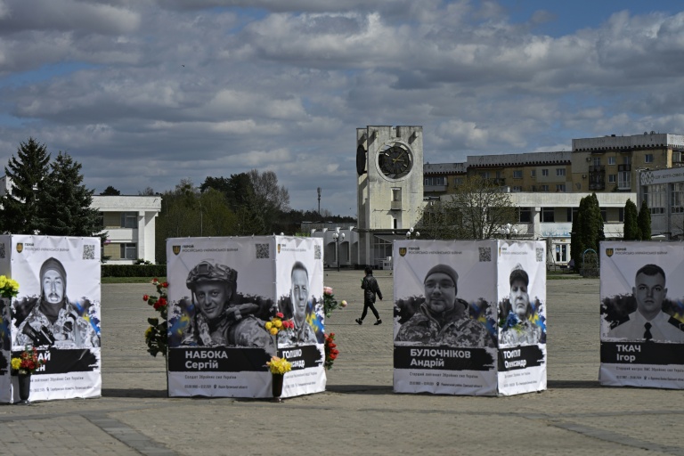 Des portraits de soldats ukrainiens tombés au combat dans la ville de Slavoutytch dans le nord de l'Ukraine, le 25 avril 2026 