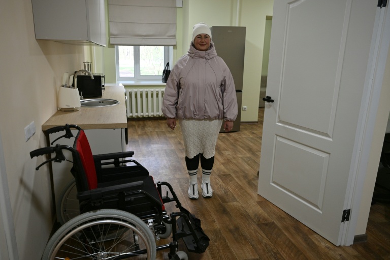 Olga, déplacée par la guerre, pose dans un appartement entièrement rénové dans la ville de Slavoutytch dans le nord de l'Ukraine, le 25 avril 2026 