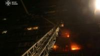 Un immeuble en feu après une frappe russe à Kiev, le 10 octobre 2025 a matin.