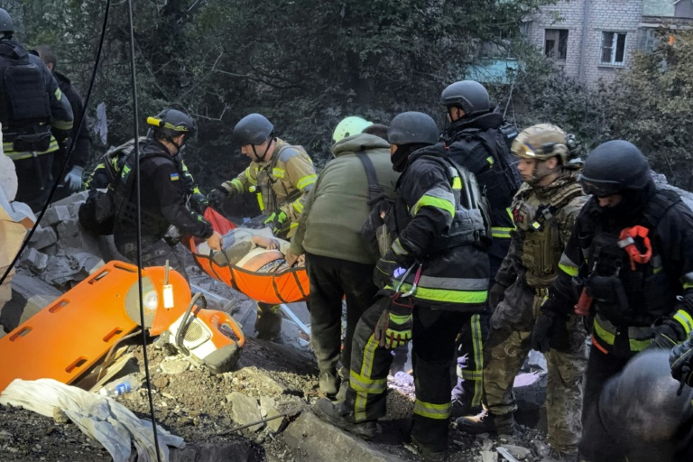 Des secouristes évacuent une personne blessée après une frappe russe sur un immeuble résidentiel de Zaporijjia dans le sud-est de l'Ukraine, le 10 octobre 2026