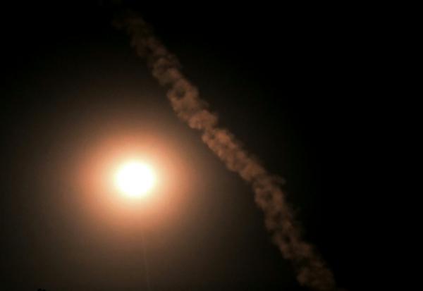 Une traînée de fumée (à droite) laissée par un projectile est visible lors d'une attaque aérienne russe sur Kiev, tôt le 1er septembre 2026, dans le cadre de l'invasion russe de l'Ukraine.