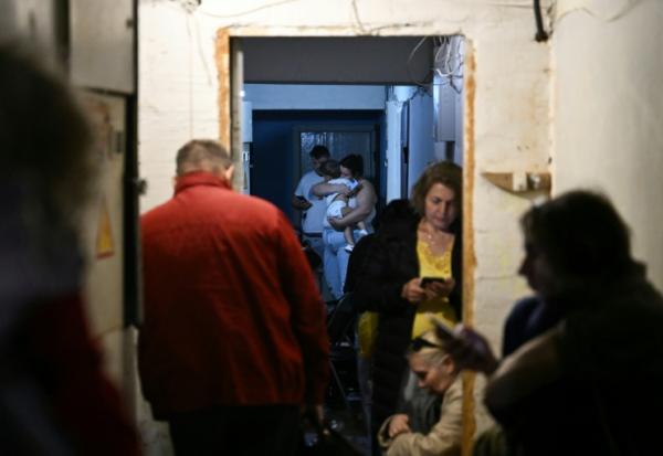 Des habitants de Kiev dans un abri pendant une attaque aérienne russe, le 23 septembre 2026