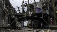 Sur le site d'une frappe russe sur un centre commercial de Kiev, le 19 octobre 2026