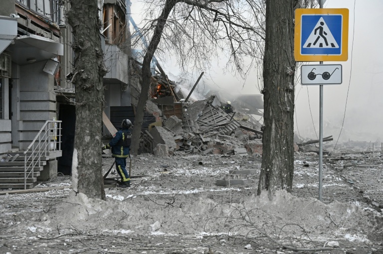 Des bâtiments résidentiels détruits après une frappe russe à Kharkiv, le 2 janvier 2026