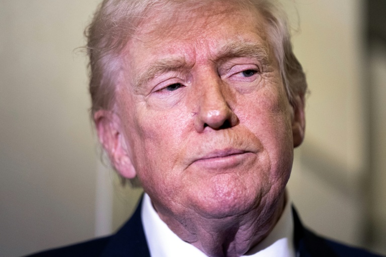 Le président américain Donald Trump s'adresse aux journalistes à bord d'Air Force One alors qu'il quitte l'aéroport international de Palm Beach, le 16 février 2026, pour se rendre à Washington