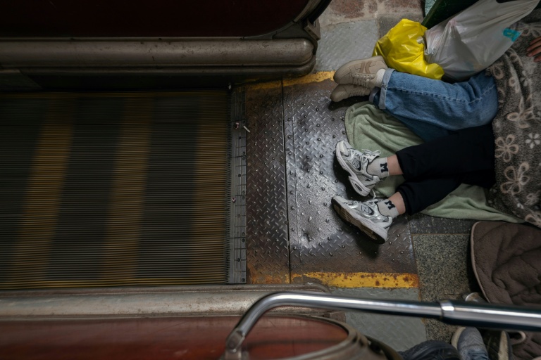 Des habitants de Kiev réfugiés dans une station de métro pendant une attaque de missiles russes sur la ville, le 30 juillet 2026