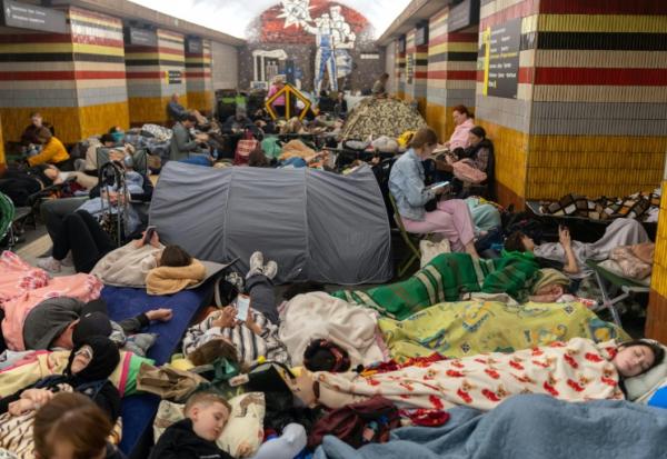Des habitants de Kiev réfugiés dans une station de métro pendant une attaque de missiles russes sur la ville, le 30 juillet 2026