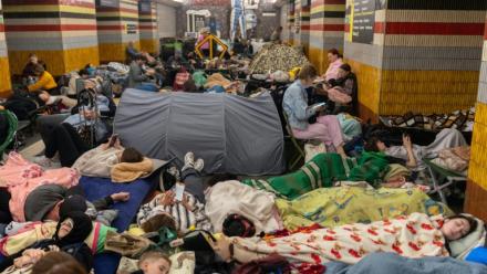 Des habitants de Kiev réfugiés dans une station de métro pendant une attaque de missiles russes sur la ville, le 30 juillet 2026