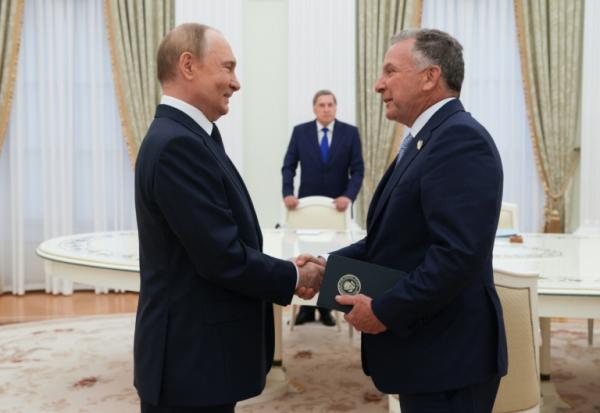 Photo de pool fournie par l'agence d'Etat russe Spoutnik montrant la rencontre entre le président russe Vladimir Poutine et l'émissaire américain Steve Witkoff le 6 août à Moscou.