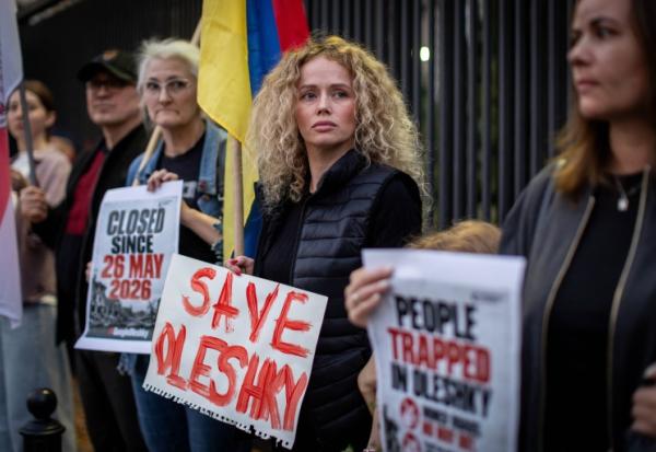 Des membres de la diaspora ukrainienne manifestent devant l'ambassade des États-Unis à Varsovie, le 6 octobre 2026, en Pologne pour réclamer un couloir humanitaire pour les habitants d'Olechky, une ville d'Ukraine assiégée par les Russes