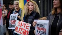 Des membres de la diaspora ukrainienne manifestent devant l'ambassade des États-Unis à Varsovie, le 6 octobre 2026, en Pologne pour réclamer un couloir humanitaire pour les habitants d'Olechky, une ville d'Ukraine assiégée par les Russes
