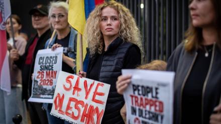 Des membres de la diaspora ukrainienne manifestent devant l'ambassade des États-Unis à Varsovie, le 6 octobre 2026, en Pologne pour réclamer un couloir humanitaire pour les habitants d'Olechky, une ville d'Ukraine assiégée par les Russes