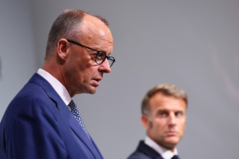 Le président français Emmanuel Macron (d) et le chancelier allemand Friedrich Merz, le 29 août 2025 à Toulon, dans le Var