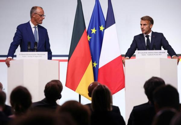 Le président français Emmanuel Macron (d) et le chancelier allemand Friedrich Merz, le 29 août 2025 à Toulon, dans le Var