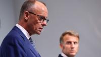 Le président français Emmanuel Macron (d) et le chancelier allemand Friedrich Merz, le 29 août 2025 à Toulon, dans le Var