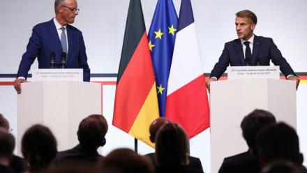 Le président français Emmanuel Macron (d) et le chancelier allemand Friedrich Merz, le 29 août 2025 à Toulon, dans le Var