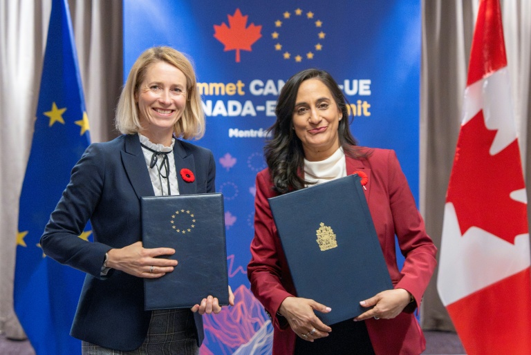 La ministre canadienne des Affaires étrangères, Anita Anand (d), et la vice-présidente de la Commission européenne, Kaja Kallas après la signature de l’accord entre l’UE et le Canada lors du 21e sommet UE-Canada à Montréal, le 29 octobre 2026