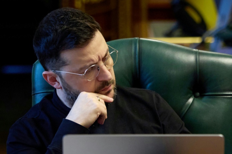 Le président ukrainien Volodymyr Zelensky lors d'un échange téléphonique, dans son bureau à Kiev, le 21 novembre 2025 