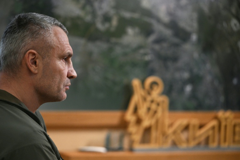 Le maire de Kiev Vitali Klitschko pendant un interview à l'AFP dans son bureau à Kiev le 20 janvier 2026