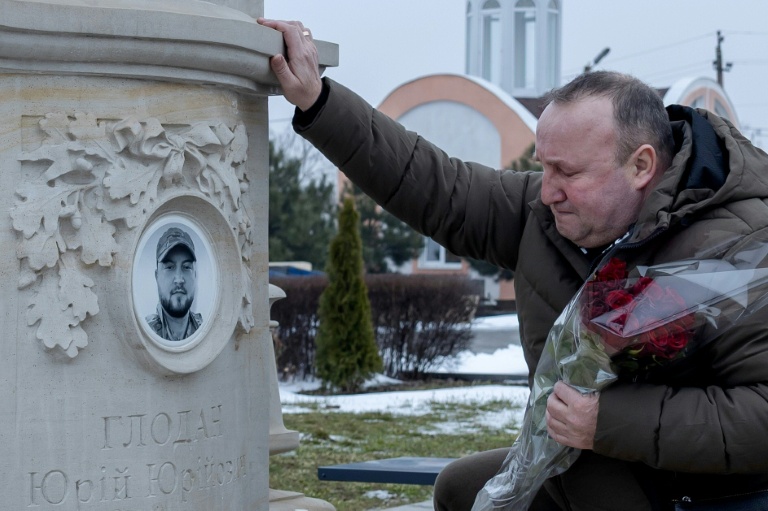 Le père du soldat ukrainien Iouriï Glodan, tué au combat en septembre 2023 près de Bakhmout, le 20 février 2026 sur la tombe de son fils à Odessa