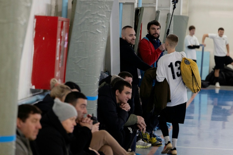 Volodymyr, vétéran de l'armée ukrainienne qui a perdu une jambe et un avant-bras lors d'une frappe de drone russe en 2024, le 24 janvier 2026 à Pavlohrad, dans l'est de l'Ukraine 