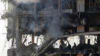 Des étages d'un immeuble d'habitation détruits après des frappes de missiles et de drones russes sur la ville portuaire ukrainienne d'Odessa, le 12 septembre 2026  