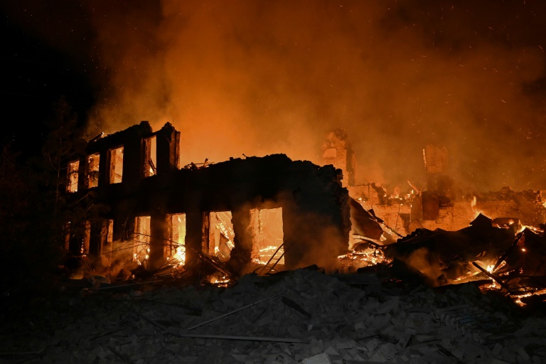 Après des frappes russes à Chuguiv, en Ukraine, le 7 novembre 2025