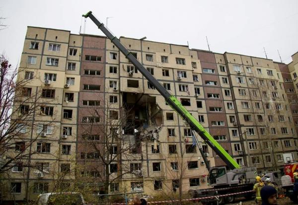 Photo prise par l'administration militaire régionale de Dnipropetrovsk le 8 novembre 2025, après une attaque russe sur un immeuble résidentiel à Dnipro, en Ukraine