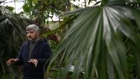 Roman Ivannikov, chef du département des plantes tropicales et subtropicales du jardin botanique national Gryshko de l'Académie nationale des sciences d'Ukraine, regarde d'orchidée dans la serre du jardin, le 11 février 2026 à Kiev