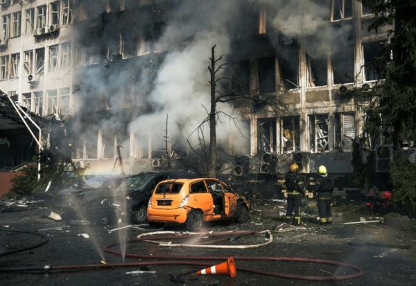 Des secouristes s'efforcent d'éteindre un incendie dans un immeuble de bureaux après une attaque aérienne à Kiev, le 23 septembre 2026 en Ukraine