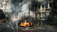 Des secouristes s'efforcent d'éteindre un incendie dans un immeuble de bureaux après une attaque aérienne à Kiev, le 23 septembre 2026 en Ukraine