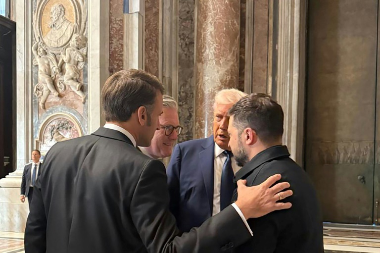Photo diffusée par le service de presse de la présidence ukrainienne, le 26 avril 2025, montrant une rencontre entre le président ukrainien Volodymyr Zelensky (g) et le président américain Donald Trump à la basilique Saint-Pierre en marge des funérailles du pape François au Vatican