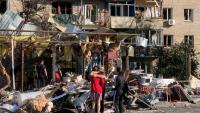 Un immeuble résidentiel lourdement endommagé par des frappes russes à Zaporijjia, grande ville du sud de l'Ukraine, le 30 août 2025
