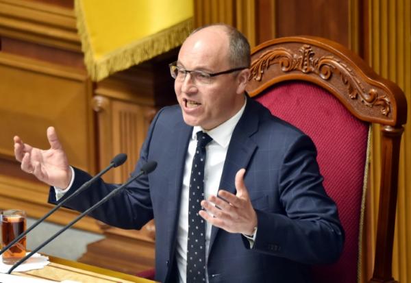 Photo d'archives du 22 mai 2019 montrant Andriï Parouby, alors président du parlement ukrainien, qui s'exprime devant ses collègues à Kiev