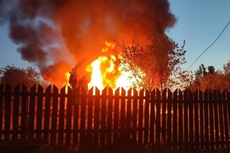 Photo diffusée sur le canal Telegram officiel du gouverneur de la région de Moscou Andreï Vorobiov, le 17 mai 2026, montrant un bâtiment en feu après une attaque aérienne sur un lieu non divulgué dans la région de Moscou