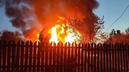 Photo diffusée sur le canal Telegram officiel du gouverneur de la région de Moscou Andreï Vorobiov, le 17 mai 2026, montrant un bâtiment en feu après une attaque aérienne sur un lieu non divulgué dans la région de Moscou