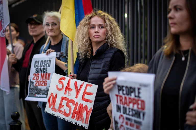 Des membres de la diaspora ukrainienne manifestent devant l'ambassade des États-Unis à Varsovie, le 6 octobre 2026, en Pologne pour réclamer un couloir humanitaire pour les habitants d'Olechky, une ville d'Ukraine assiégée par les Russes