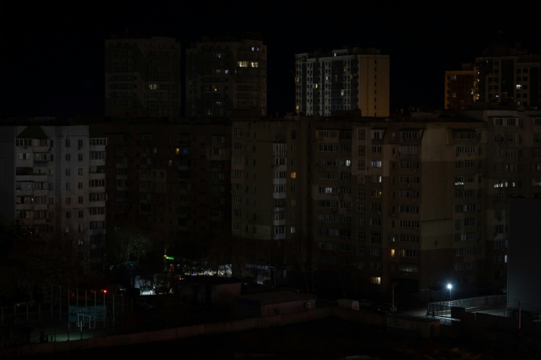 Des immeubles résidentiels dans la ville d'Odessa, dans le sud de l'Ukraine, où certains quartiers sont privés d'électricité, après des attaques de missiles et de drones russes contre les infrastructures énergétiques ukrainiennes, le 22 décembre 2025 
