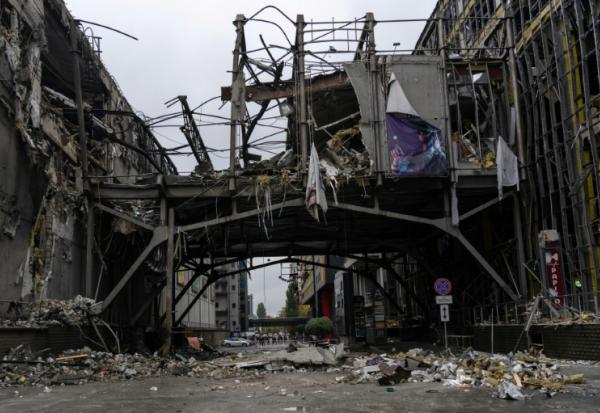 Sur le site d'une frappe russe sur un centre commercial de Kiev, le 19 octobre 2026
