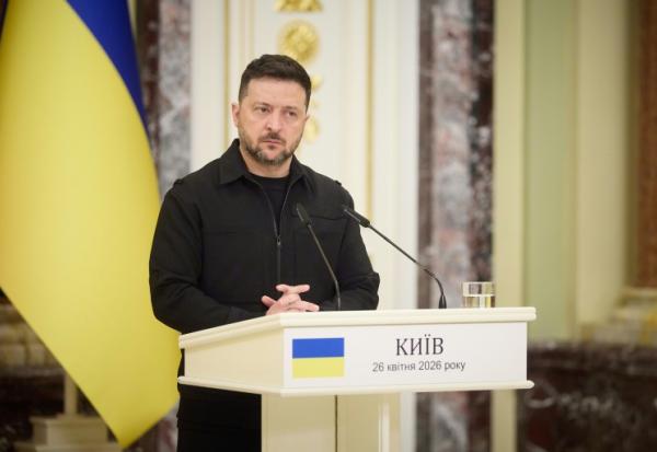 Photo émanant de la présidence ukrainienne, prise et transmise le 26 avril 2026, montrant loe président Volodymyr Zelensky s'exprimant lors d'une conférence de presse à Kiev 