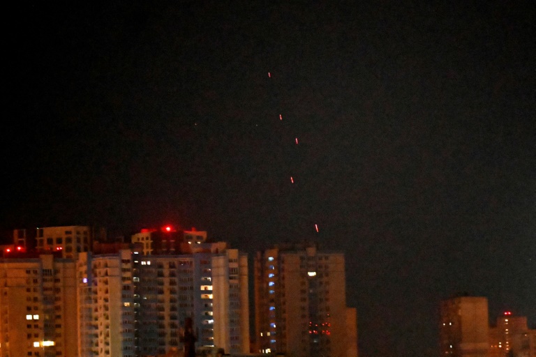 La défense aérienne ukrainienne tire sur des drones russes lors d'une attaque nocturne massive sur Kiev ,le 28 août 2025