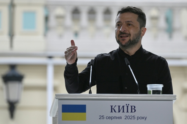 Le président ukrainien Volodymyr Zelensky lors d'une conférence de presse à Kiev le 25 août 2025.