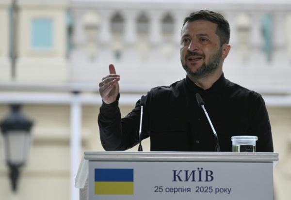 Le président ukrainien Volodymyr Zelensky lors d'une conférence de presse à Kiev le 25 août 2025.