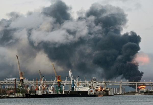 La fumée d'un terminal pétrolier en feu à Saint-Pétersbourg après des attaque de drones ukrainiens, le 18 octobre 2026 en Russie