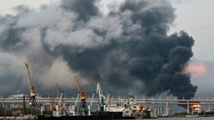 La fumée d'un terminal pétrolier en feu à Saint-Pétersbourg après des attaque de drones ukrainiens, le 18 octobre 2026 en Russie