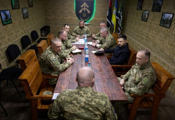Photo fourni le 8 mai 2026 par la présidence ukrainienne montrant le président Zelensky avec le chef des forces armées  Oleksandr Syrsky (droite) dans la région de Dnipropetrovsk