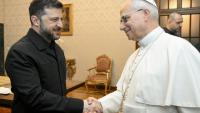 Handout du Vatican montrant le président ukrainien Volodymyr Zelenski et le pape Léon XIV, le 9 décembre 2025 à Castel Gandolfo
