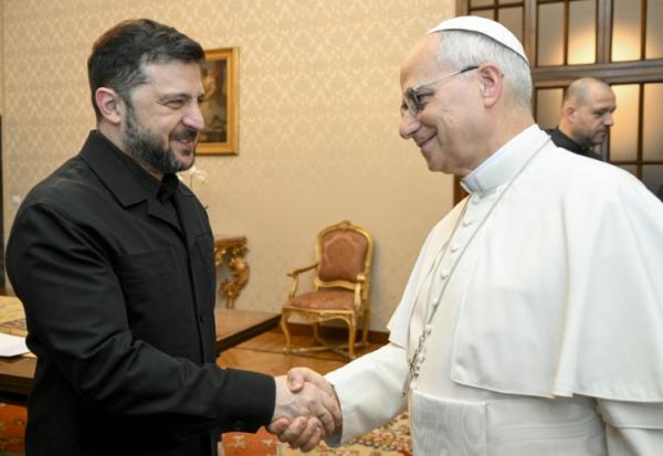 Handout du Vatican montrant le président ukrainien Volodymyr Zelenski et le pape Léon XIV, le 9 décembre 2025 à Castel Gandolfo