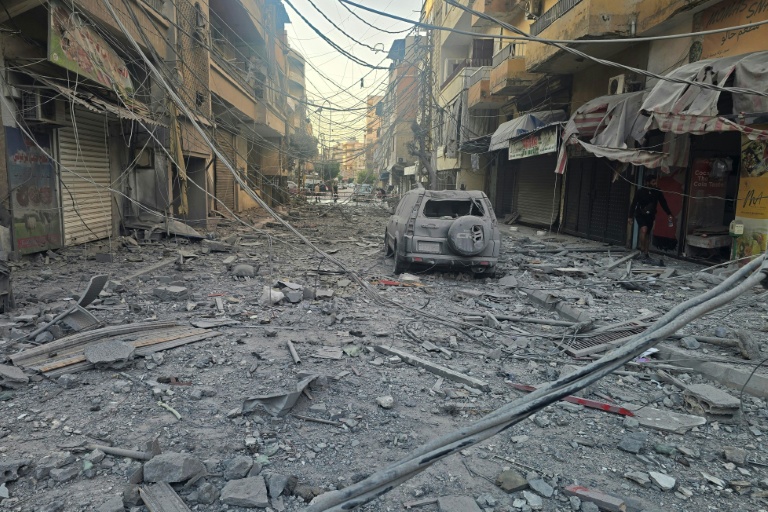 Rue après une frappe israélienne dans la ville côtière méridionale de Tyr, au Liban, le 23 mai 2026