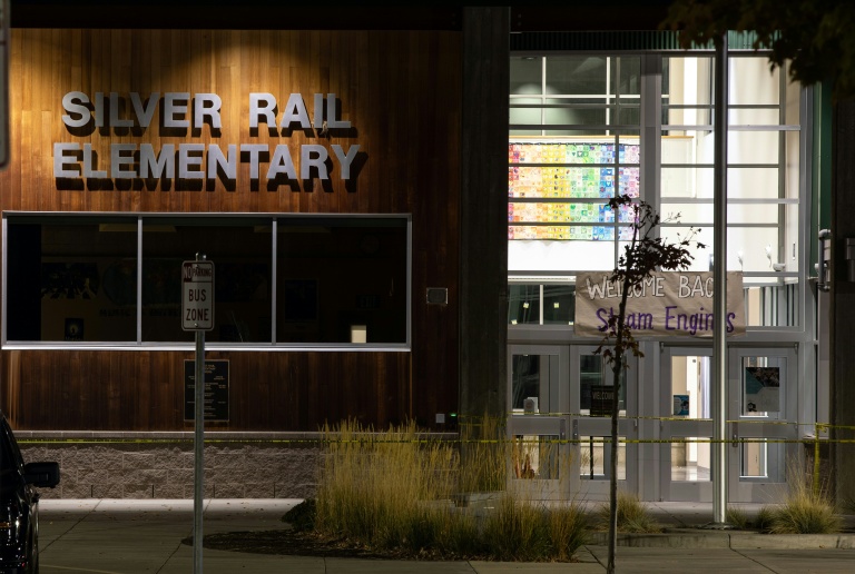 L'entrée de l'école élémentaire Silver Rail après la tuerie qui a fait plusieurs morts à Bend, dans l'Orégon, aux Etats-Unis le 15 octobre 2026